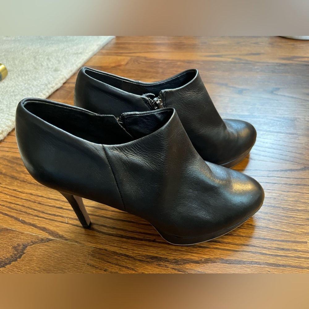 VINCE CAMUTO Women's Elvin Black Leather Booties Ankle Boots Size 7.5